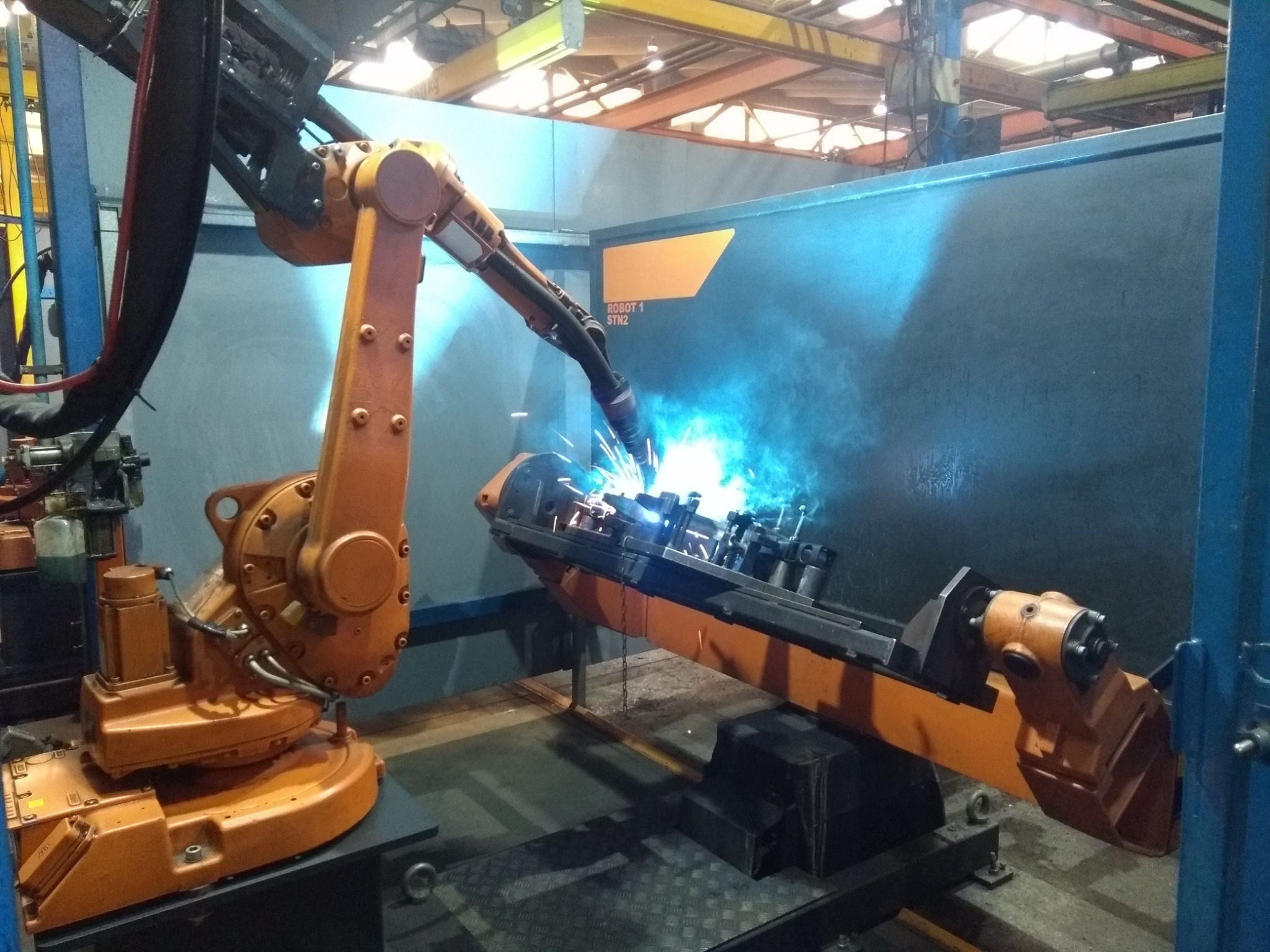 celda_robot_weldtronic Equipo de soldadura robotizada en operación