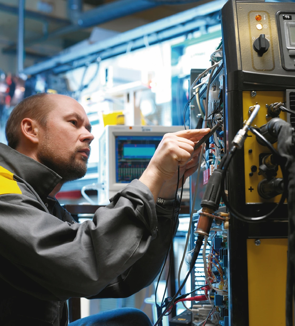 Técnico revisando los componentes internos de un equipo de soldadura industrial