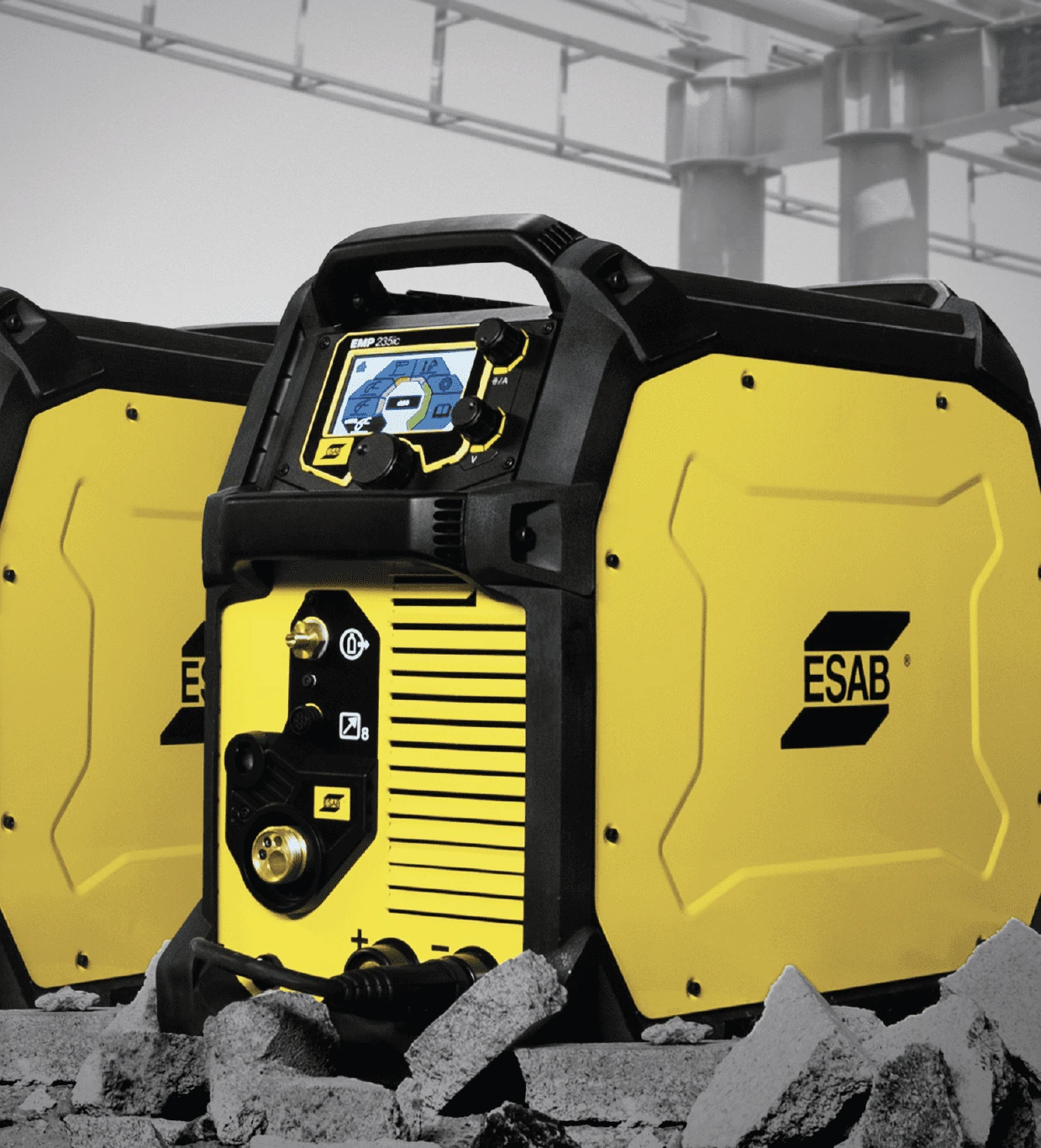 Equipos de soldadura ESAB amarillos y negros en un entorno industrial